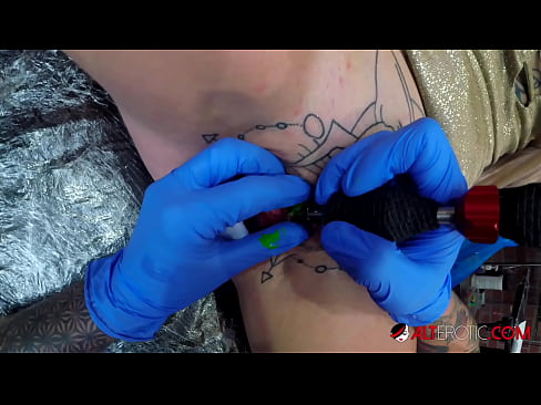 ❤️ Extremamente tatuada, a brasa Sully Savage fez uma tatuagem em seu clítoris ❤️ Porno em pt-br.sayhentai.ru ﹏